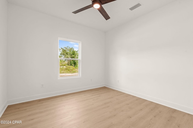 unfurnished room with light wood-style flooring, baseboards, visible vents, and ceiling fan