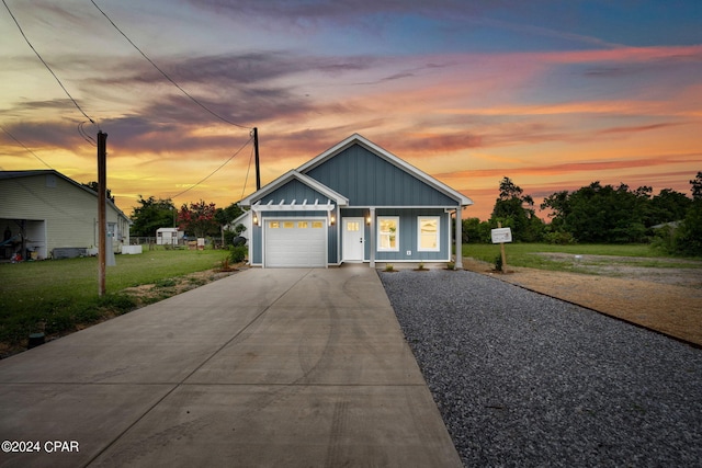 view of front of home featuring a lawn