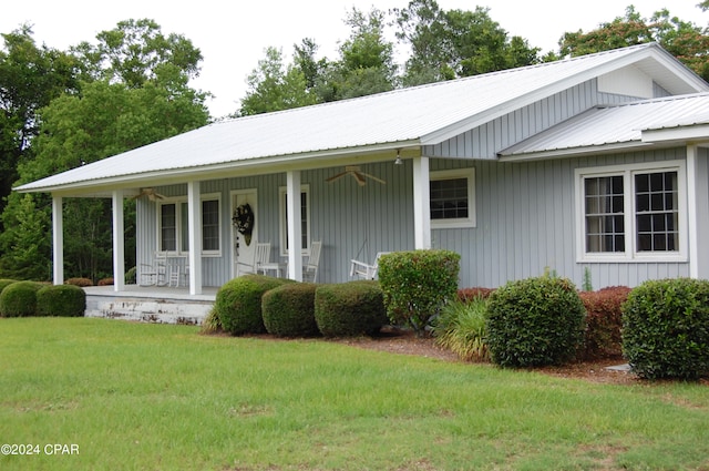 view of front of property featuring a front lawn and a porch