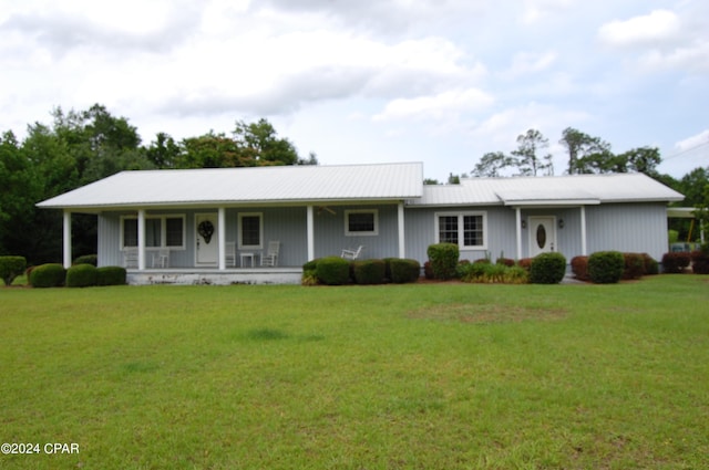 ranch-style home with a front lawn and a porch