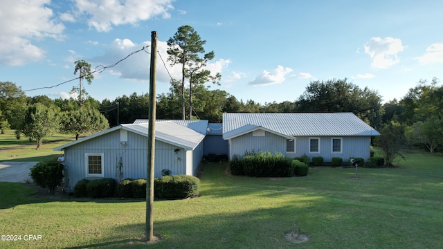 ranch-style house featuring a front lawn