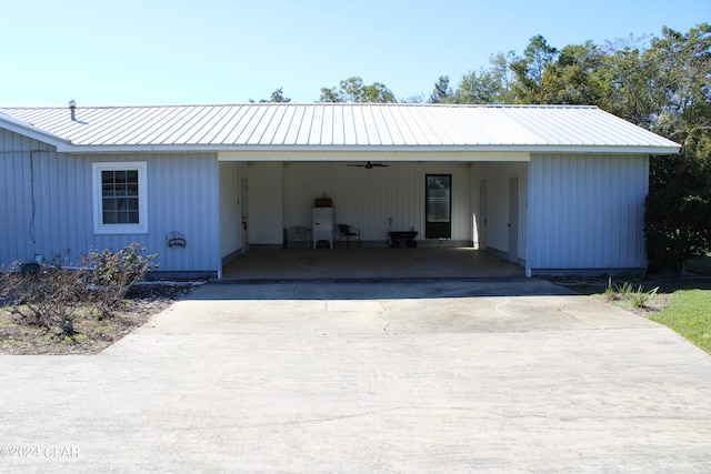 view of front facade featuring a carport