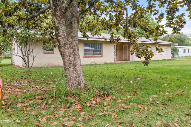 single story home featuring a front lawn