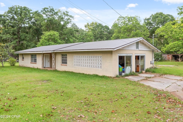 view of front facade with a front yard