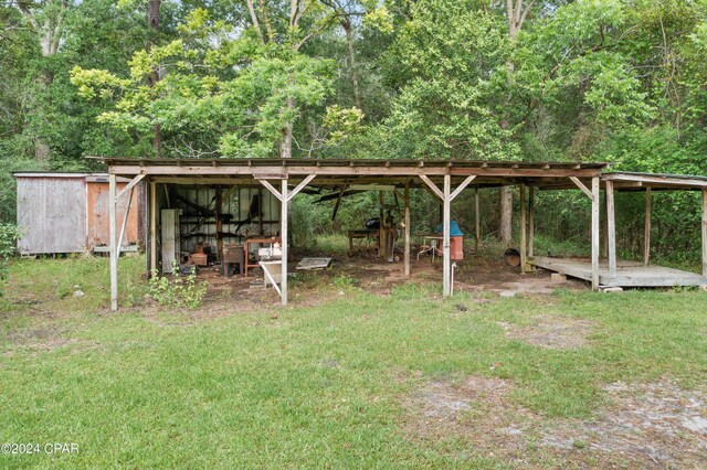 view of yard with an outdoor structure