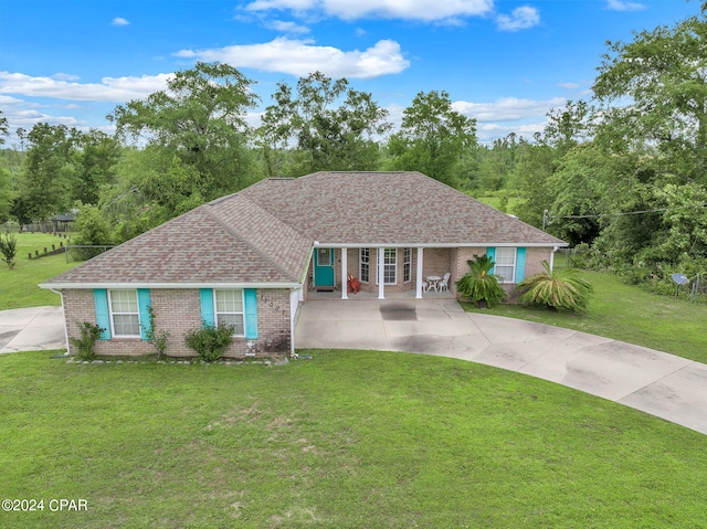 ranch-style home featuring a front lawn