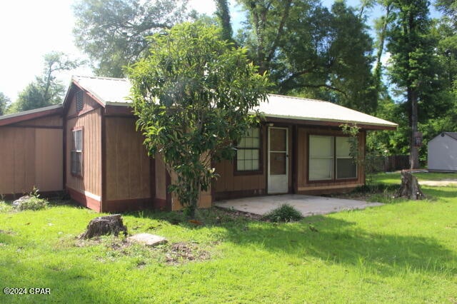 view of front of home with a patio area and a front lawn