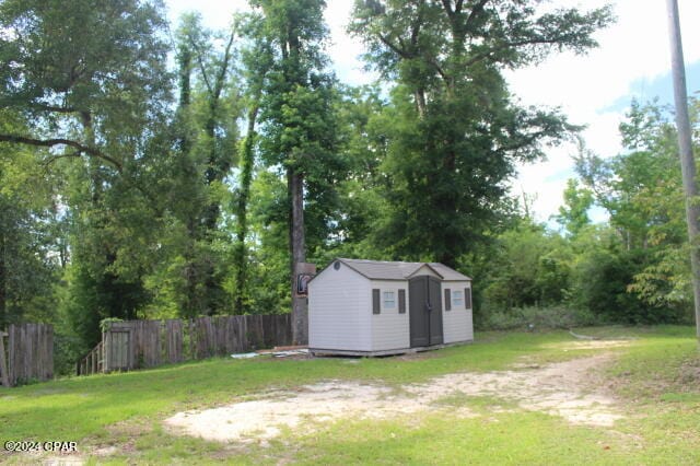 view of yard with a shed