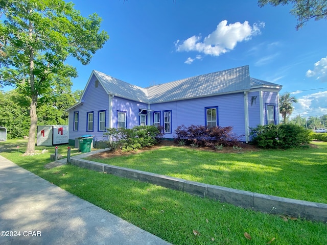 view of front facade with a front yard