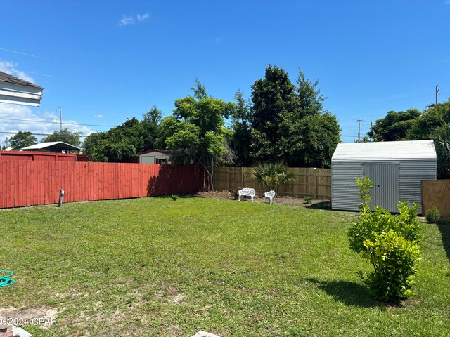 view of yard featuring a storage shed