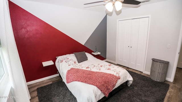 bedroom featuring ceiling fan, dark hardwood / wood-style flooring, and a closet