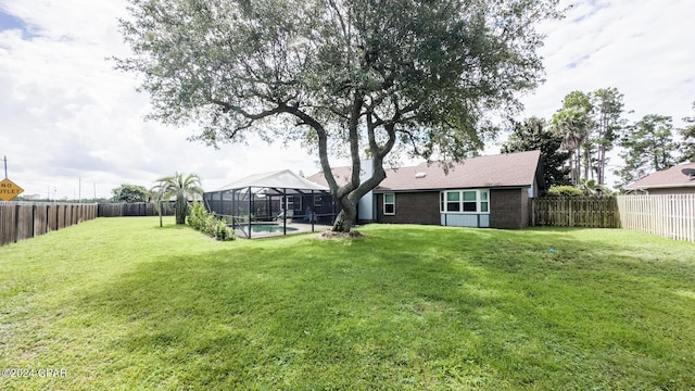 view of yard featuring a lanai and a fenced in pool