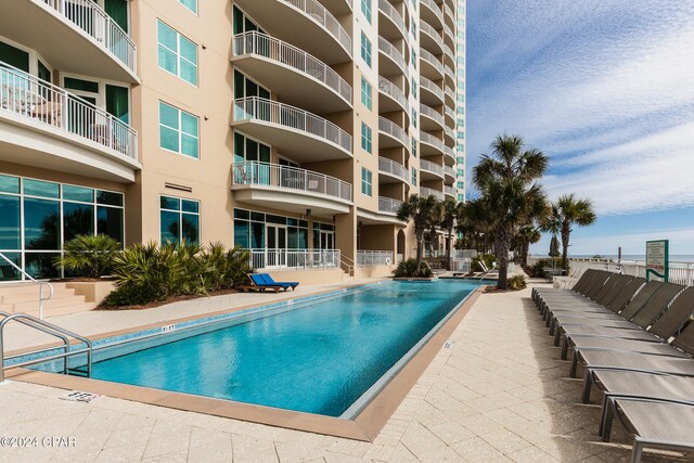 view of swimming pool