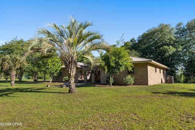 view of front facade featuring a front lawn