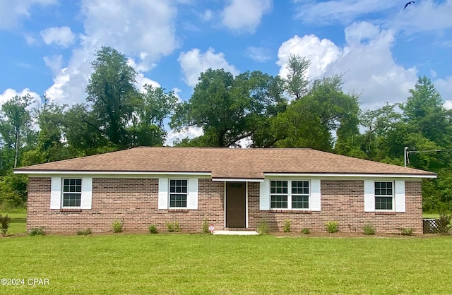 ranch-style home featuring a front lawn