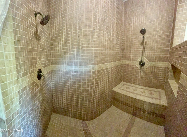 bathroom featuring a tile shower