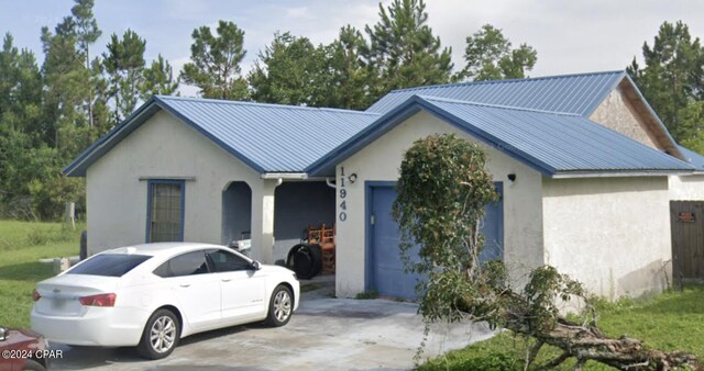 view of front facade with a garage