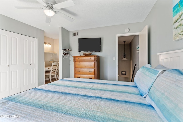 bedroom with ceiling fan, a textured ceiling, and a closet