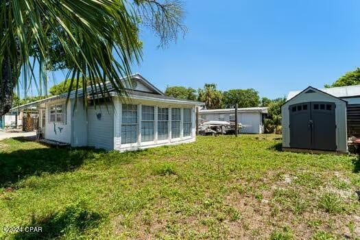 view of yard with a storage unit