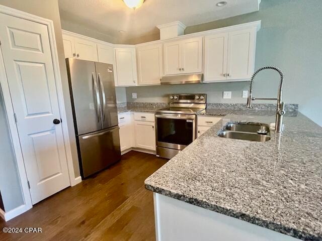 kitchen featuring dark wood-type flooring, white cabinets, sink, kitchen peninsula, and stainless steel appliances