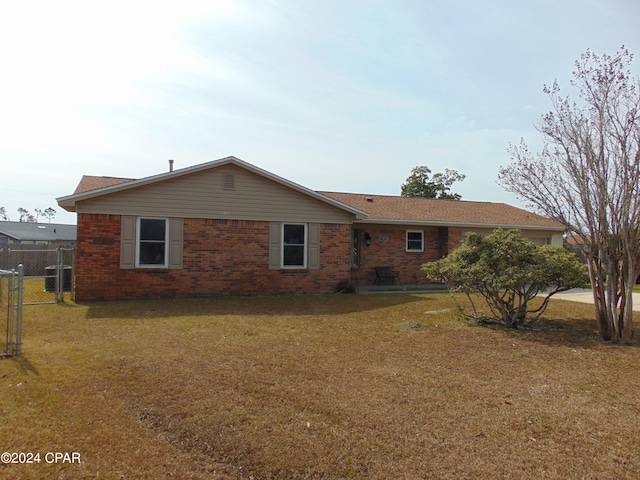 back of house featuring a lawn