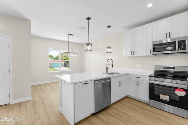 kitchen featuring sink, kitchen peninsula, stainless steel appliances, and light hardwood / wood-style floors