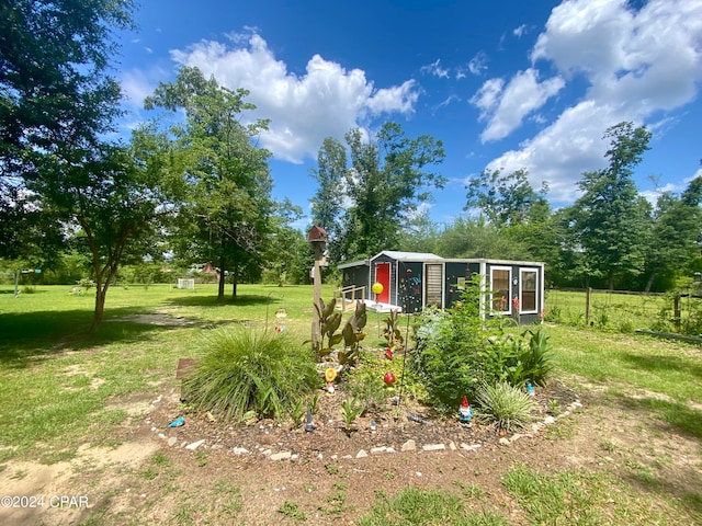 view of yard featuring an outdoor structure