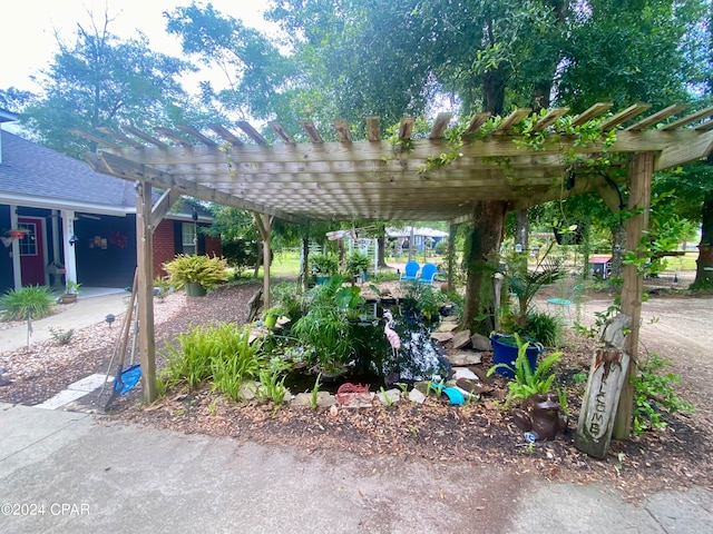 view of yard with a pergola