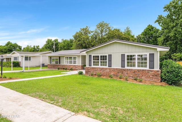 ranch-style house featuring a front lawn