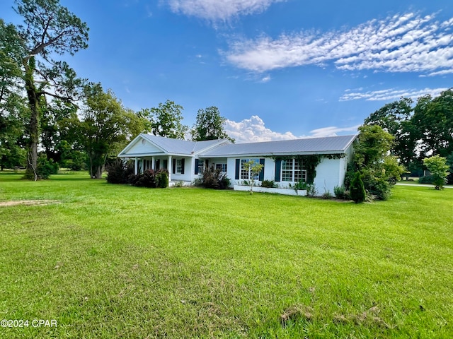 ranch-style house featuring a front yard