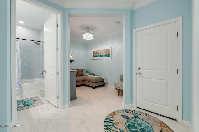 bathroom with crown molding and tiled shower / bath