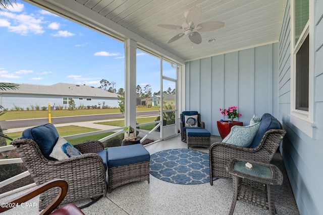 sunroom with ceiling fan