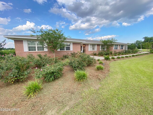 ranch-style home with a front yard