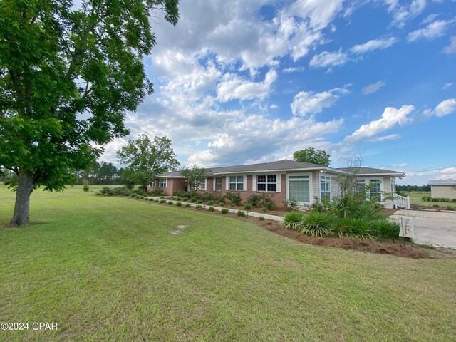 single story home with a front yard