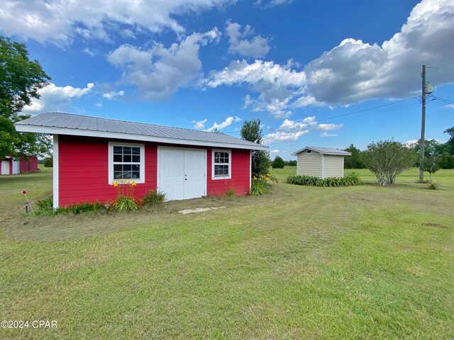 view of front of house featuring an outdoor structure and a front lawn