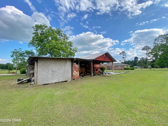 view of yard with an outdoor structure