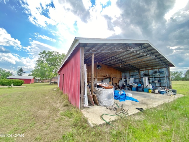 view of outdoor structure featuring a yard