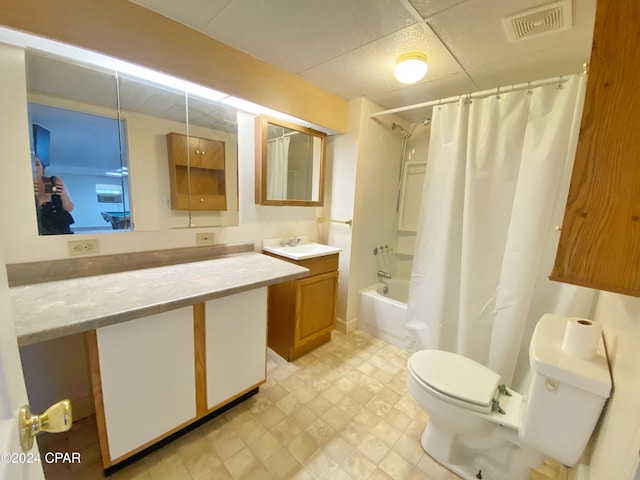 full bathroom with toilet, vanity, and shower / bath combo