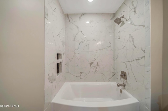 bathroom with tiled shower / bath