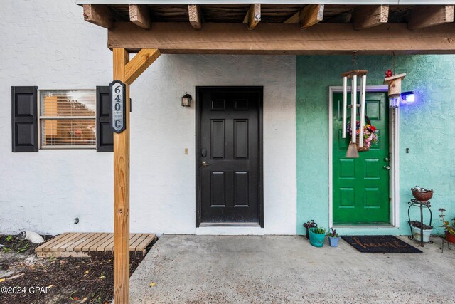 property entrance with covered porch