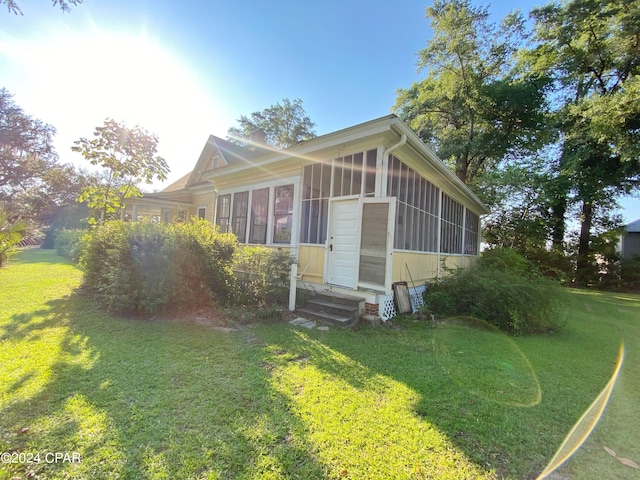 view of front facade featuring a front yard