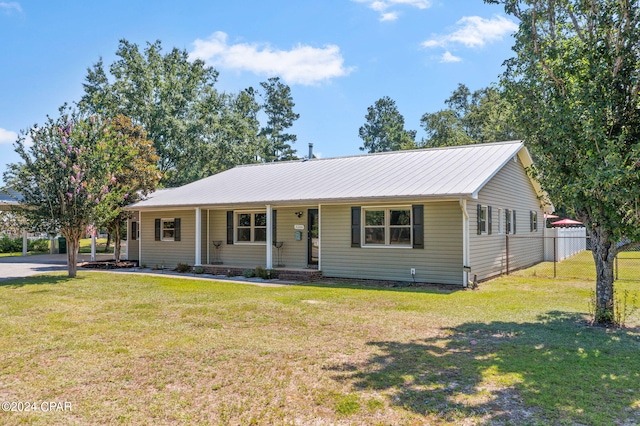 single story home featuring a front lawn