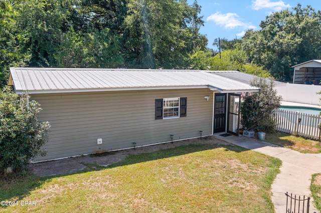 view of front of house with a front lawn