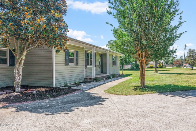 single story home featuring a front yard