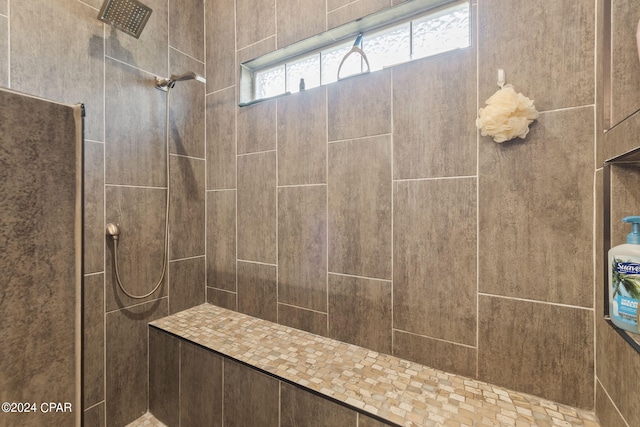 bathroom featuring tiled shower