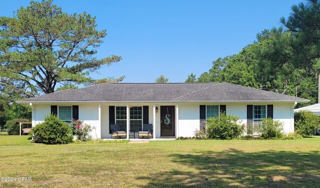 ranch-style house featuring a front yard