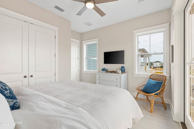 bedroom featuring a closet, light hardwood / wood-style flooring, and ceiling fan