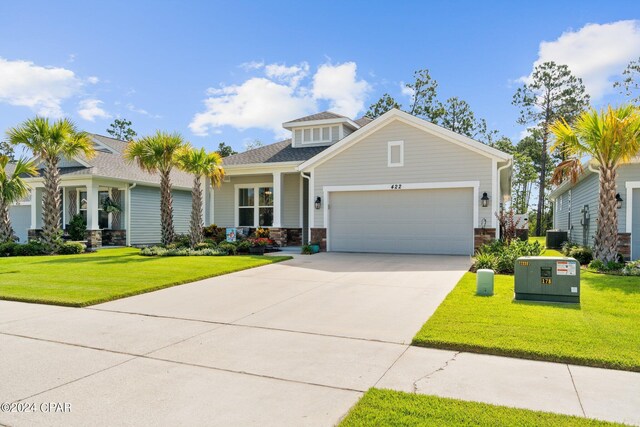 view of front facade featuring a front lawn