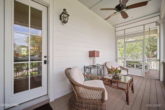 sunroom with ceiling fan