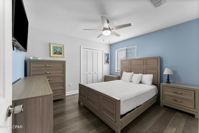 bedroom with dark wood-style flooring, a closet, visible vents, ceiling fan, and baseboards